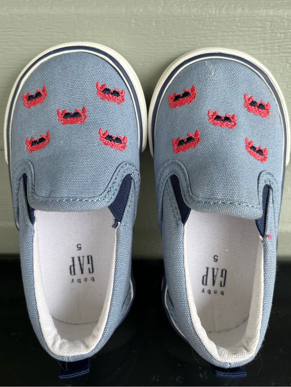GAP Kids Light Blue Slip-On Sneakers with Red Crabs  Toddler 18-24 mos/Size 5